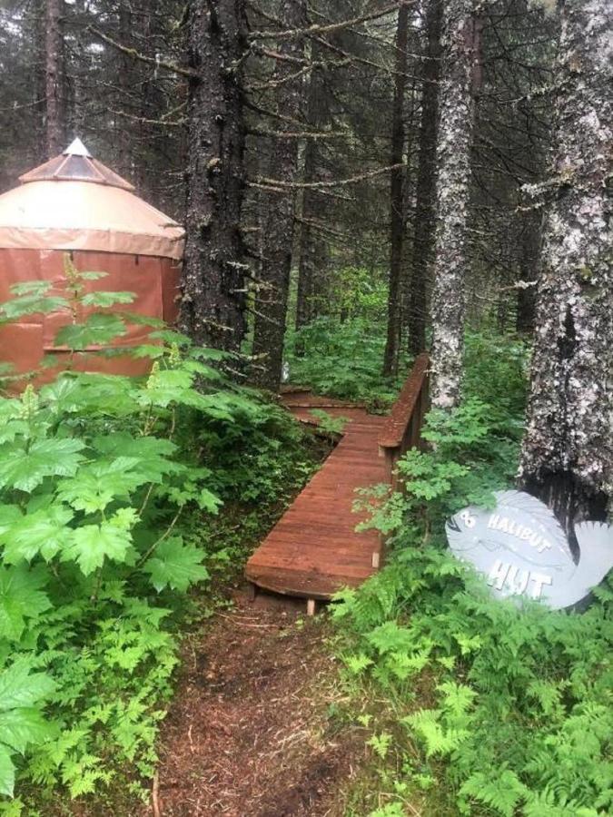 Nauti Otter Inn And Yurt Village Сюърд Екстериор снимка