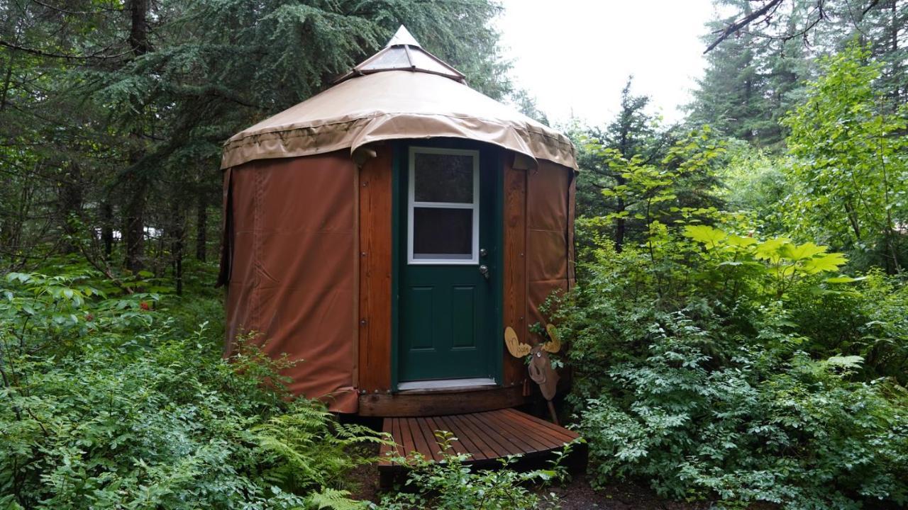 Nauti Otter Inn And Yurt Village Сюърд Екстериор снимка
