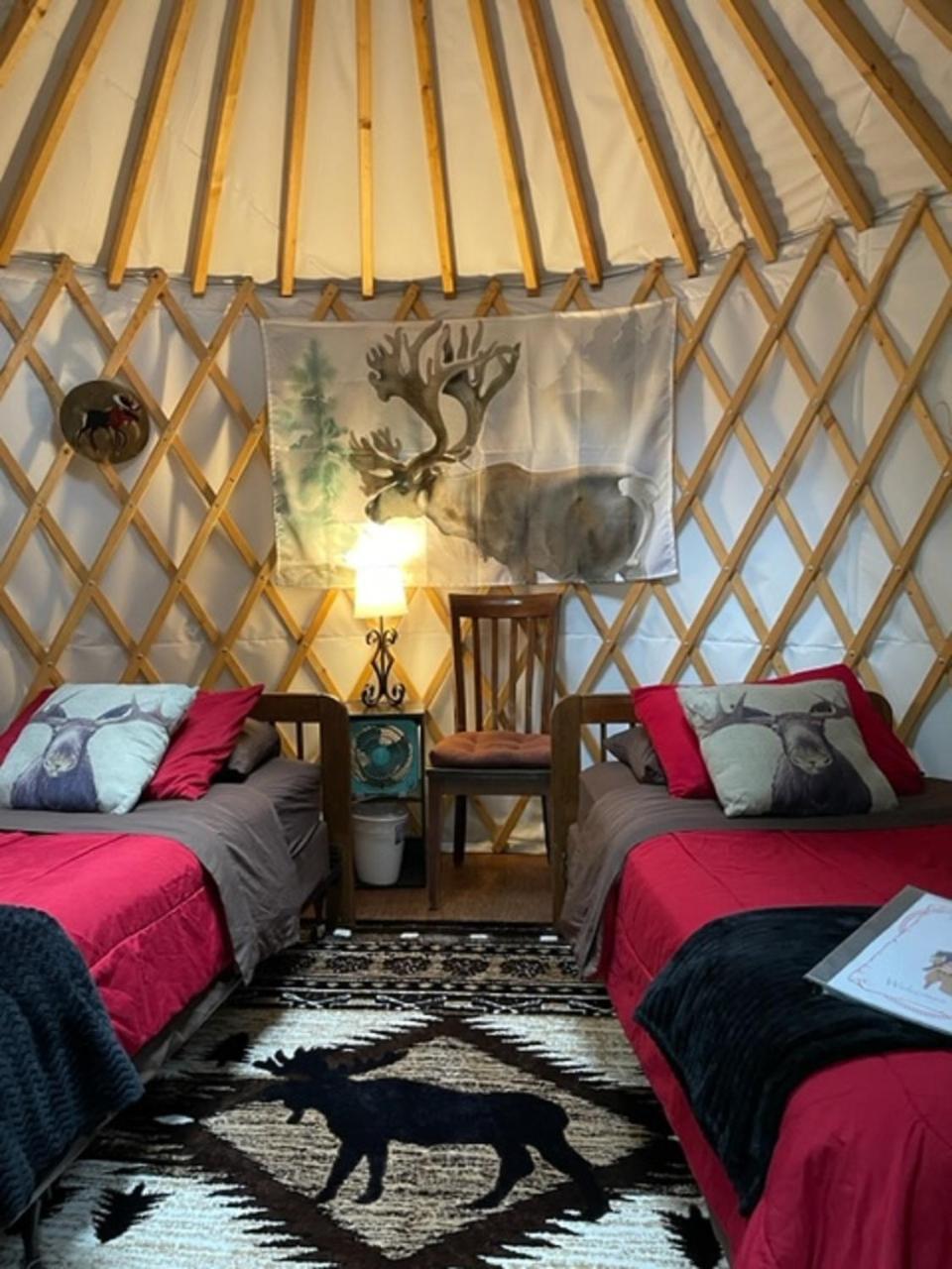 Nauti Otter Inn And Yurt Village Сюърд Стая снимка