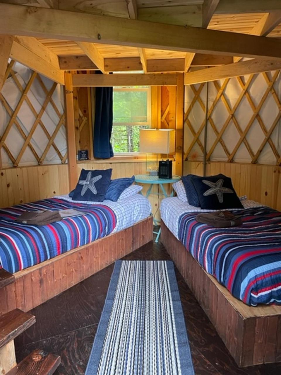 Nauti Otter Inn And Yurt Village Сюърд Стая снимка