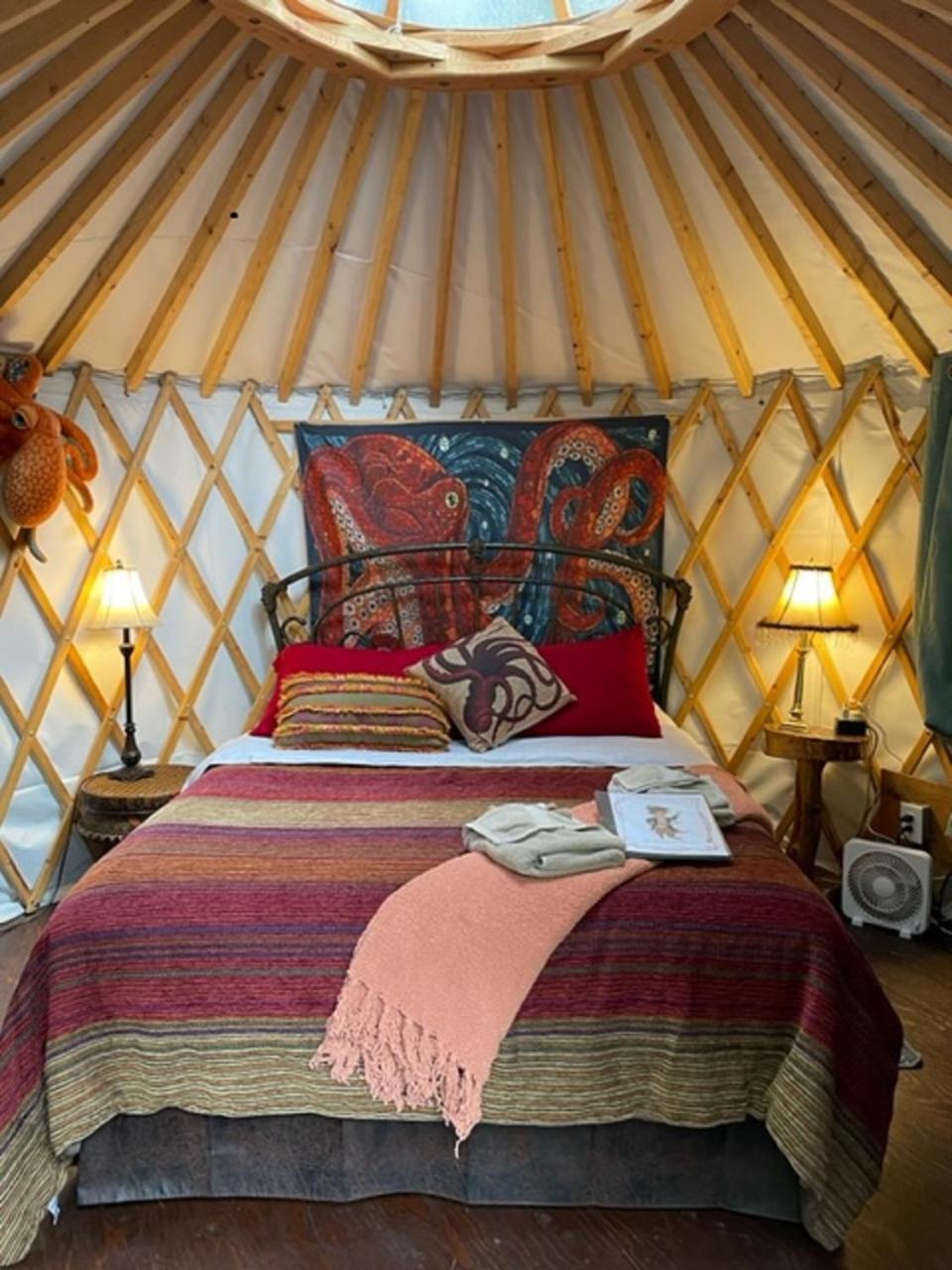 Nauti Otter Inn And Yurt Village Сюърд Стая снимка
