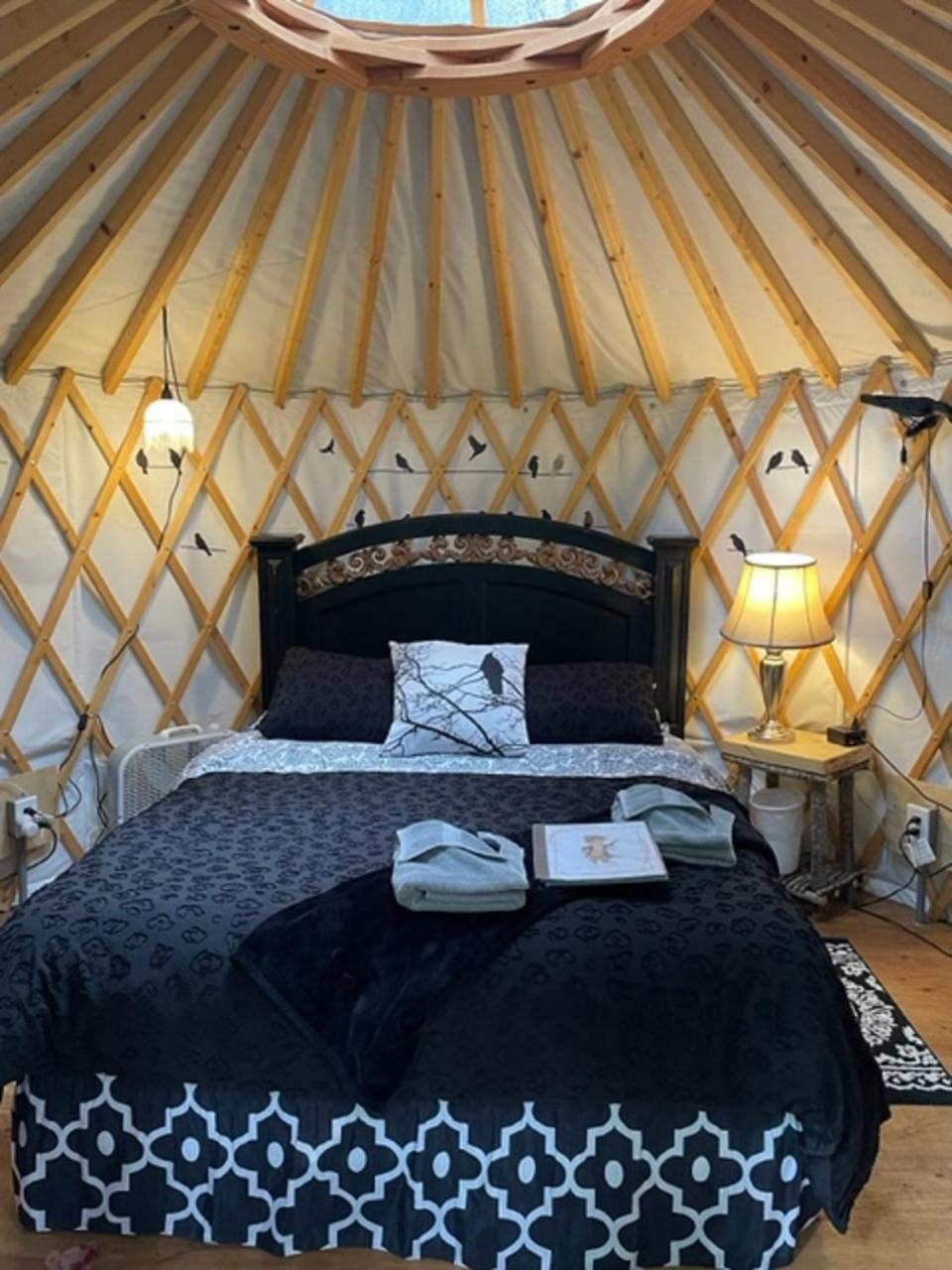 Nauti Otter Inn And Yurt Village Сюърд Стая снимка
