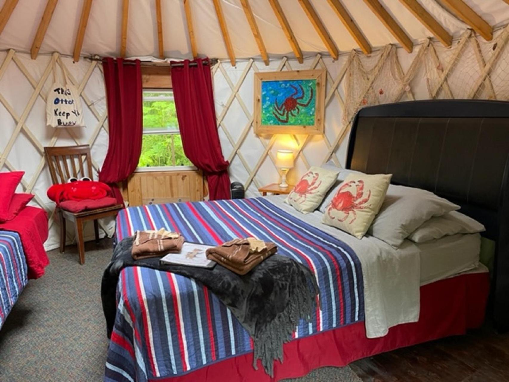 Nauti Otter Inn And Yurt Village Сюърд Стая снимка
