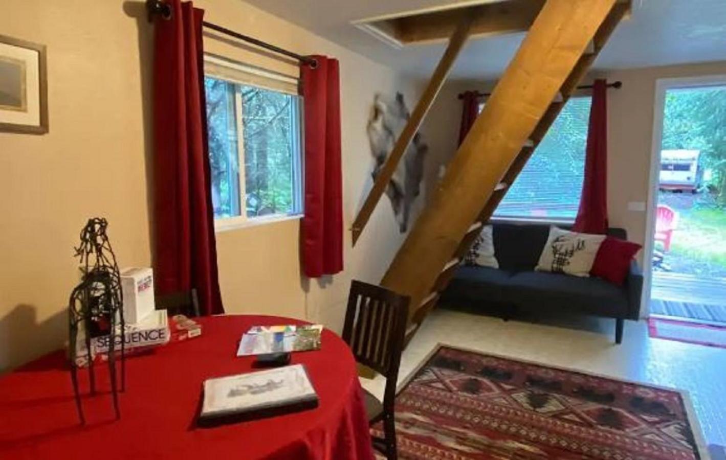 Nauti Otter Inn And Yurt Village Сюърд Стая снимка